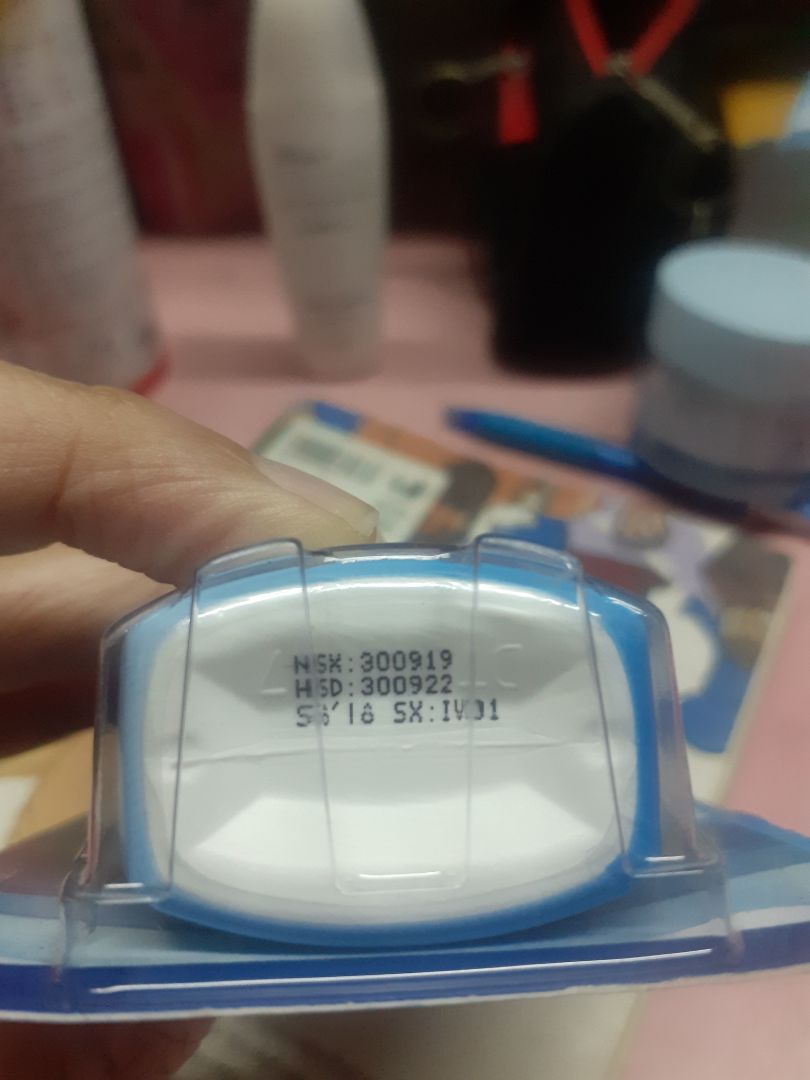 Giao hàng nhanh chóng. Sản phẩm date mới, dạng sữa, dễ tán, bôi lên da khá mát. Mình không mua để thoa mặt chỉ thoa tay chân nên không biết có kích ứng hay không. Đáng tiền