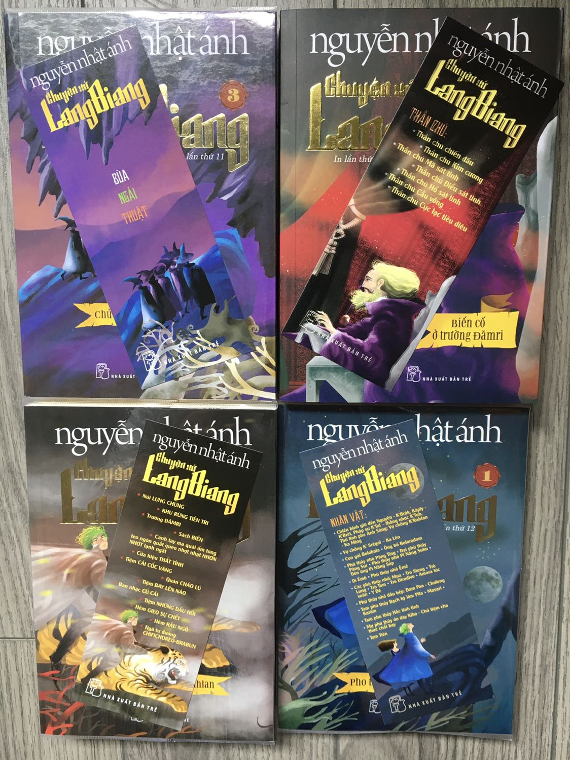 Cuối cùng cũng đã đọc xong 4 phần của truyện!
Cảm giác rất Yomost luôn !!! :)))
Mình thường thấy đánh giá bộ truyện này được ví như Harry Potter nhưng mình thật sự không thấy vậy. Đặc biệt là tuyến nhân vật của Lang Biang dễ thương, đáng yêu, đôi lúc hơi *** nhưng nó làm nên thương hiệu một tác phẩm đậm chất của bác Ánh.
Các bạn nên mua đọc bộ truyện này nhé!