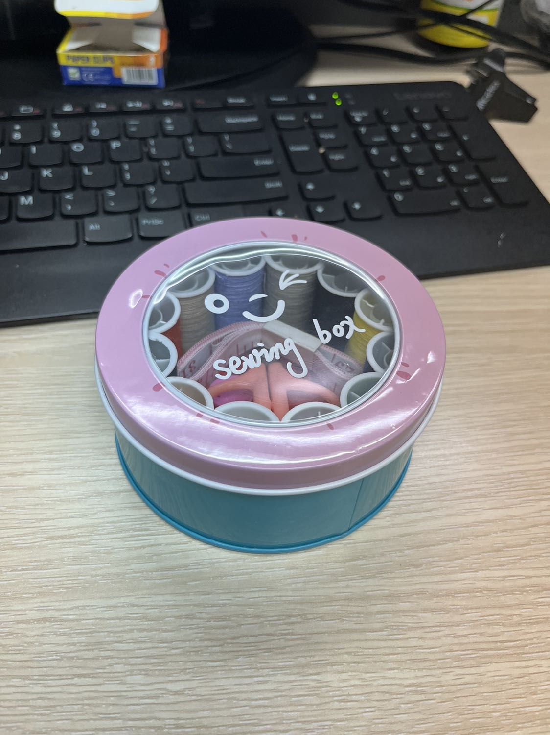 Hộp đẹp. Kute. Đầy đủ kim chỉ. Giá khá tốt. Giao hàng lại nhanh cần gấp có liền. Cho shop 5 sao