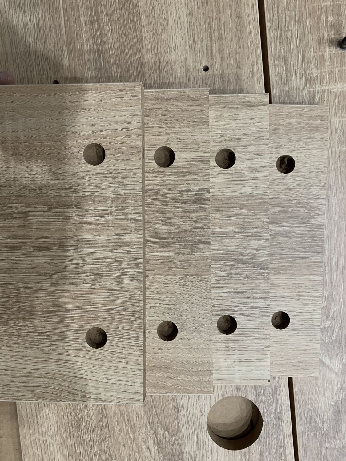 Đã nhận hàng, đóng gói cẩn thận. Tuy nhiên trong quá trình lắp ráp gặp 2 vấn đề:
1. Thiếu sách hướng dẫn lắp ráp nên loay hoay mãi mới hiểu cách ráp
2. 4 thanh đứng đều là thanh cùng chiều nên lắp vào sẽ bị lệch như hình
Nhờ tiki và nhà cung cấp đổi lại thanh đứng cho đúng