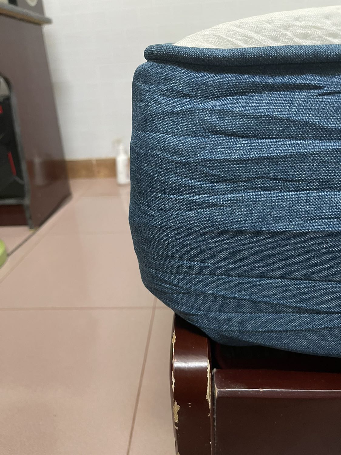 Nệm êm thật nhưng khi bung ra nó dài hơn 2m nha shop, nên ko lọt vô cái giường. Haiz