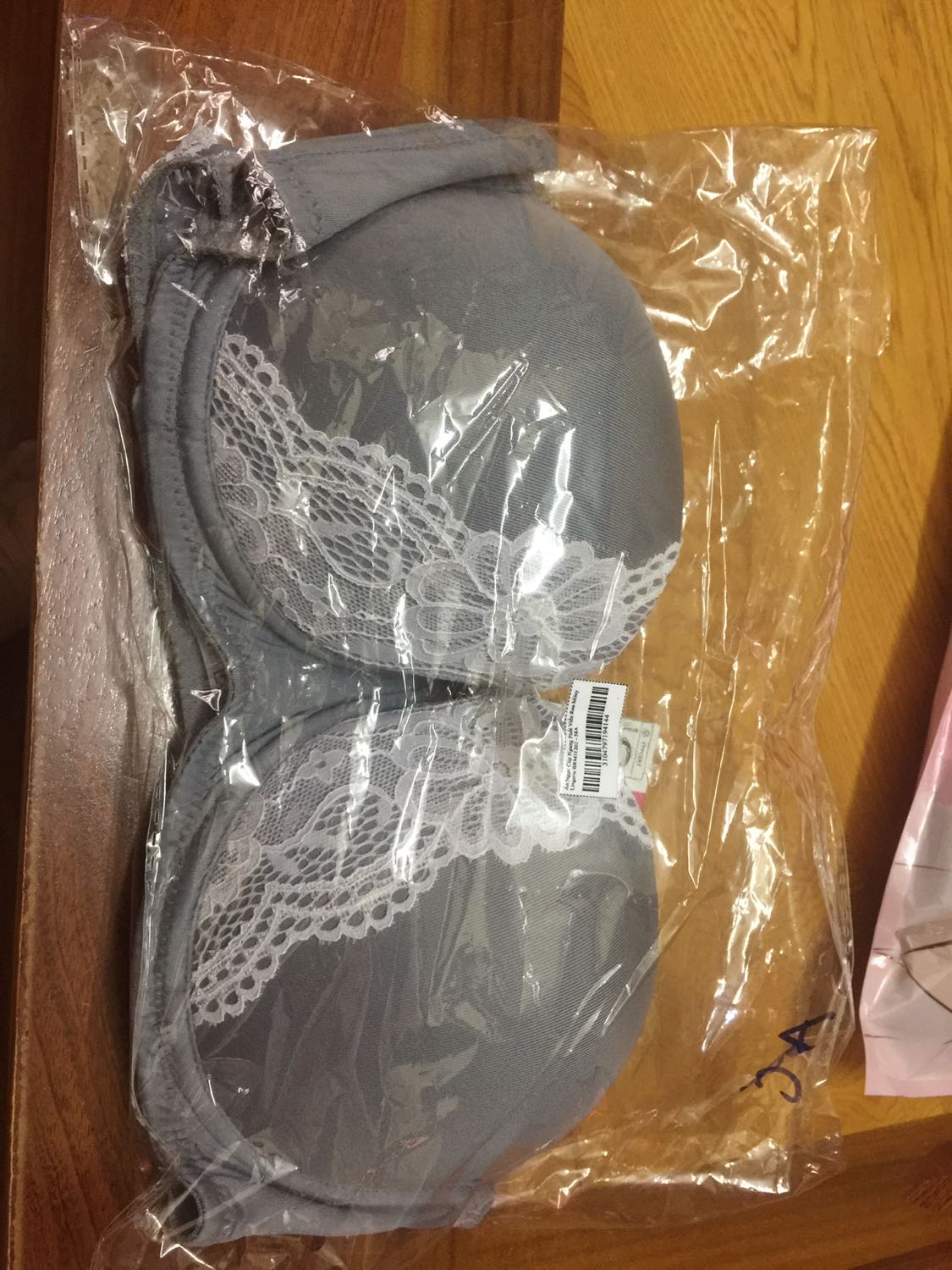 Giao hàng nhanh, đóng gói bảo quản cẩn thận. Anh ship nhiệt tình. Áo mặc mềm, ôm ngực.