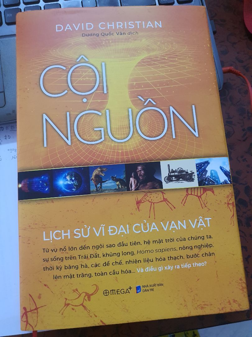 Sách viết về sự hình thành vạn vật, có lẽ là từ một chấm siêu nhỏ, hoặc có thể là chẳng có gì cả. 
Mất khoảng hơn 10 tỉ năm để từ cái chấm siu nhỏ đó và trái đất non trẻ được sinh ra. 
Oxy bắt đầu được sản sinh ra từ phản ứng quang hợp vào khoảng 3 tỷ năm trước, bởi sinh vật nhân sơ vi khuẩn lam. Nhưng, vì oxy là một tên trộm electron và luôn háo hức để kết hợp với bất kỳ nguyên tố nào có electron dự phòng. Đó là lý do tại sao các nguyên tử bị đánh cắp mất các electron được gọi là bị oxy hóa. 
Bắt đầu từ 2,4 tỷ năm trước, mức oxy trong khí quyển bắt đầu tăng nhanh đã làm biến đổi sinh quyển trên trái đất. Năng lượng hóa học của oxy tự do gây ra các phản ứng hóa học mới và tạo ra nhiều khoáng chất trên Trái Đất, nguyên tử oxy ở tầng cao của khí quyển tạo thành phân tử ozon với 3 nguyên tử oxy kết hợp với nhau, giúp che chắn bề mặt trái đất khỏi bức xạ tia cực tím của mặt trời. Cho đến trước thời điểm đó, bức xạ mặt trời có thể xé toạc bất kỳ loài vi khuẩn nào đủ can đảm từ đại dương dấn thân vào đất liền.
Bộ điều nhiệt của trái đất bị rối loạn khi nồng độ oxy tăng và mức khí nhà kính (cacbon dioxit, metan, chúng giữ lại năng lượng ánh sáng mặt trời thay vì phản xạ trở lại vào không gian, giữ cho trái đất luôn ấm) giảm, trái đất bị đóng băng từ các cực đến xích đạo, kéo dài trong hơn 100 triệu năm vào thời kỷ băng hà.
Một lần nữa, kiến tạo mảng đã thúc đẩy cải tạo bộ điều nhiệt của trái đất và bổ sung thêm kỹ thuật sinh học nhờ hoạt động của các sinh vật quang hợp. Dưới sông băng, núi lửa tiếp tục bơm khí nhà kính khác trở lại đại dương và tích tụ dưới lớp băng cho đến khi phá vỡ các dòng sông băng và bề mặt trái đất nóng lên trở lại. 
Tiến hóa sinh học đã giải cứu trái đất khỏi vòng tuần hoàn dao động sinh quyển đầy nguy hiểm đó, bằng cách tạo ra những loài sinh vật mới như những chiếc máy điều nhiệt hút bớt oxy trong không khí. Không chỉ giúp ổn định nhiệt độ toàn cầu, chúng còn đánh dấu một cuộc cách mạng sinh học mà cuối cùng dẫn đến sự tiến hóa của các sinh vật như con người chúng ta.
còn nữa.... mà chưa đọc hết, hihi. Cuốn sách viết khá dễ đọc, đọc 1 lần có thể chưa hiểu và nhớ được thì sẽ đọc lại lần 2