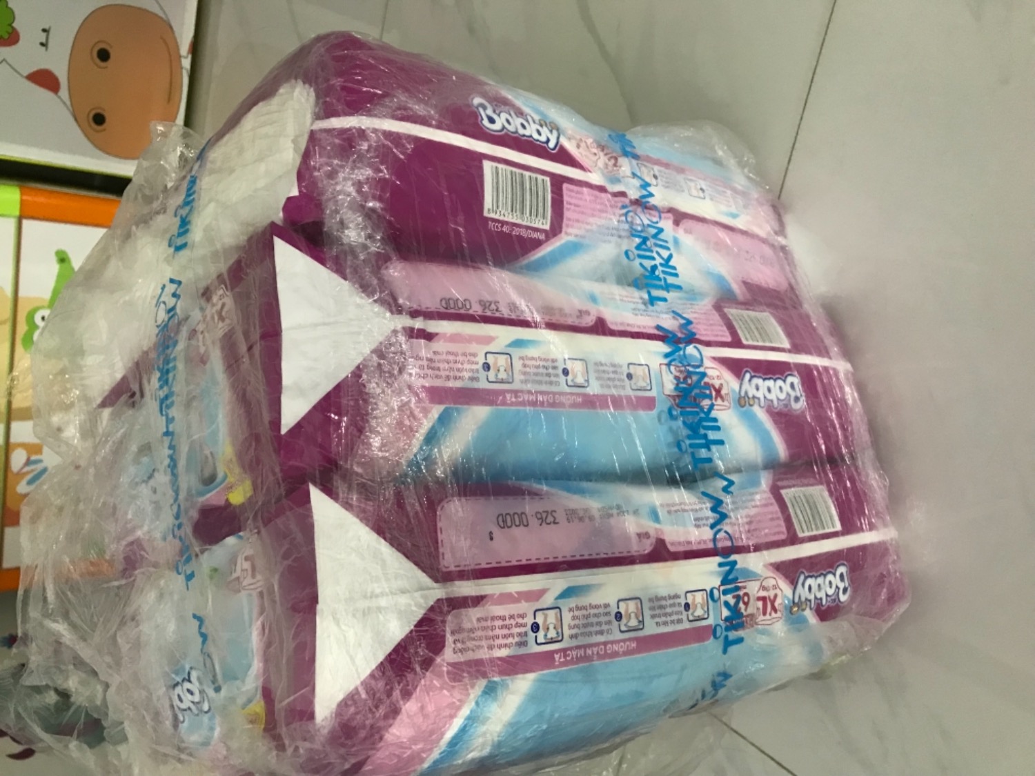 Sản phẩm tôt. Đúng chất lượng, hàng chính hãng .còn về phần quà tặng thi tôi khong hài lòng , vì khi tôi chốt đơn hàng thì có khuyến mãi 1 chai nước xả vải 800ml . Nhưng tôi kh nhân dc. Tôi gọi lên tổng đài thì trả lời là khi tôi coi sản phẩm thì còn khuyến mãi,nhưng khi đặt hàng thì hết ! Tôi nói là nếu hết thì sao trên hệ thống vẫn hiển thị quà tặng khi tôi xác nhận và thanh toán ( tôi trả = thẻ) 
Nhân vien kh tra lời đc mới hoi tôi tiếp là vây có chụp lại hình khi đăt hàng kh???? 
Rồi còn hỏi tôi là khi xác nhận đơn hàng rùi thì có nhấn vào phần chấp nhận quà tặng kh???
2 câu hỏi như trên mà tong đài cũng hỏi được thi tôi cũng bó tay . Mọi ng trả lời dùm ... 
1 phần quà tặng cung kh là bao .. nhưng tôi thất vọng vơi cách chăm sóc kh như thế . Chối bỏ trách nhiệm .