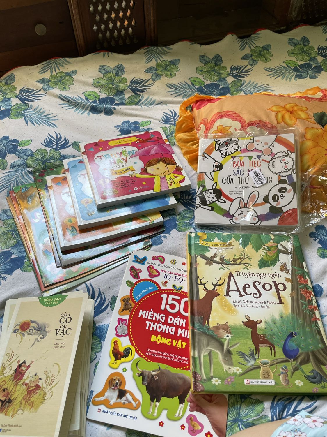 Truyện phải nói là xuất sắc, bé nhà mình 20 tháng nghe mê ly luôn. Khoái nhất là ve sầu gãy đàn