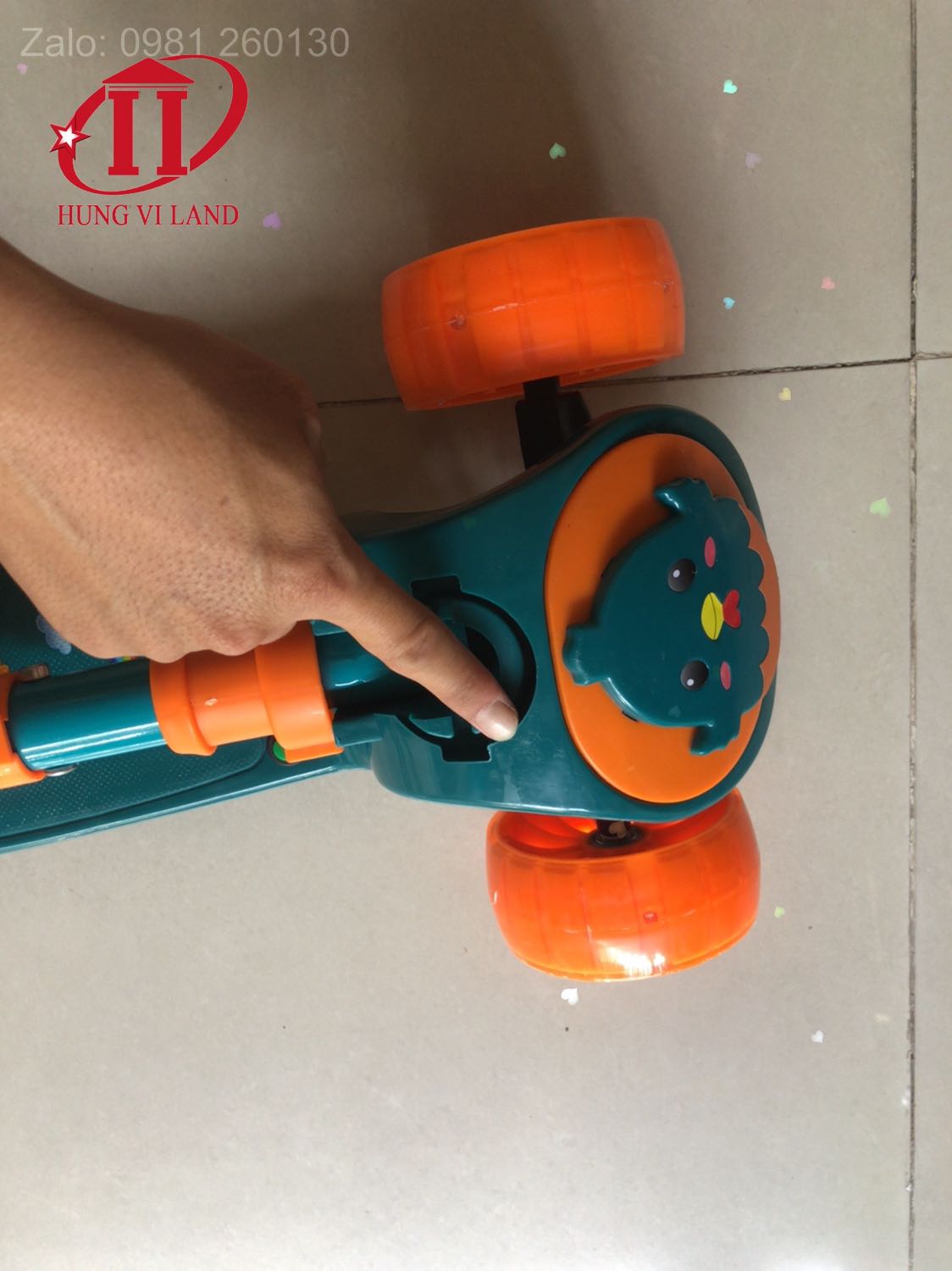 Trải nghiệm ko vui:

Đợi giao 7 ngày. 
Sản phẩm đóng gói đơn giản - nhìn như giao đồ đã dùng rồi. Trầy nhẹ (ko vui)
Ko cho sẳn pin - khui ra bé thích nhưng lại đợi đi mua pin

Dùng như thế nào thì chưa biêta