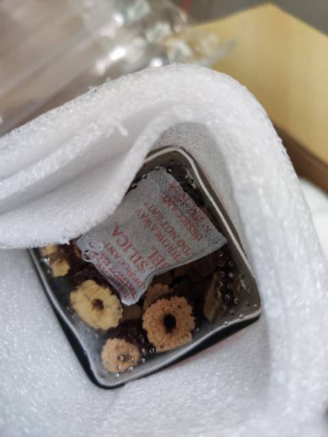 gói hàng siêu chắc chắn, từng loại một đều có chống sốc rất dày dặn.shop ship nguyên trong 1 cái thùng to lun làm mình tưởng đâu lộn đồ k á🥹 sản phẩm bên trong đầy đủ. hộp rất đẹp nhoaaaa 10 đỉm shop. Sản phẩm rất phù hợp làm quà tặng, tuyệt vời, bao bì đẹp, chât lượng sản phẩm bên trong