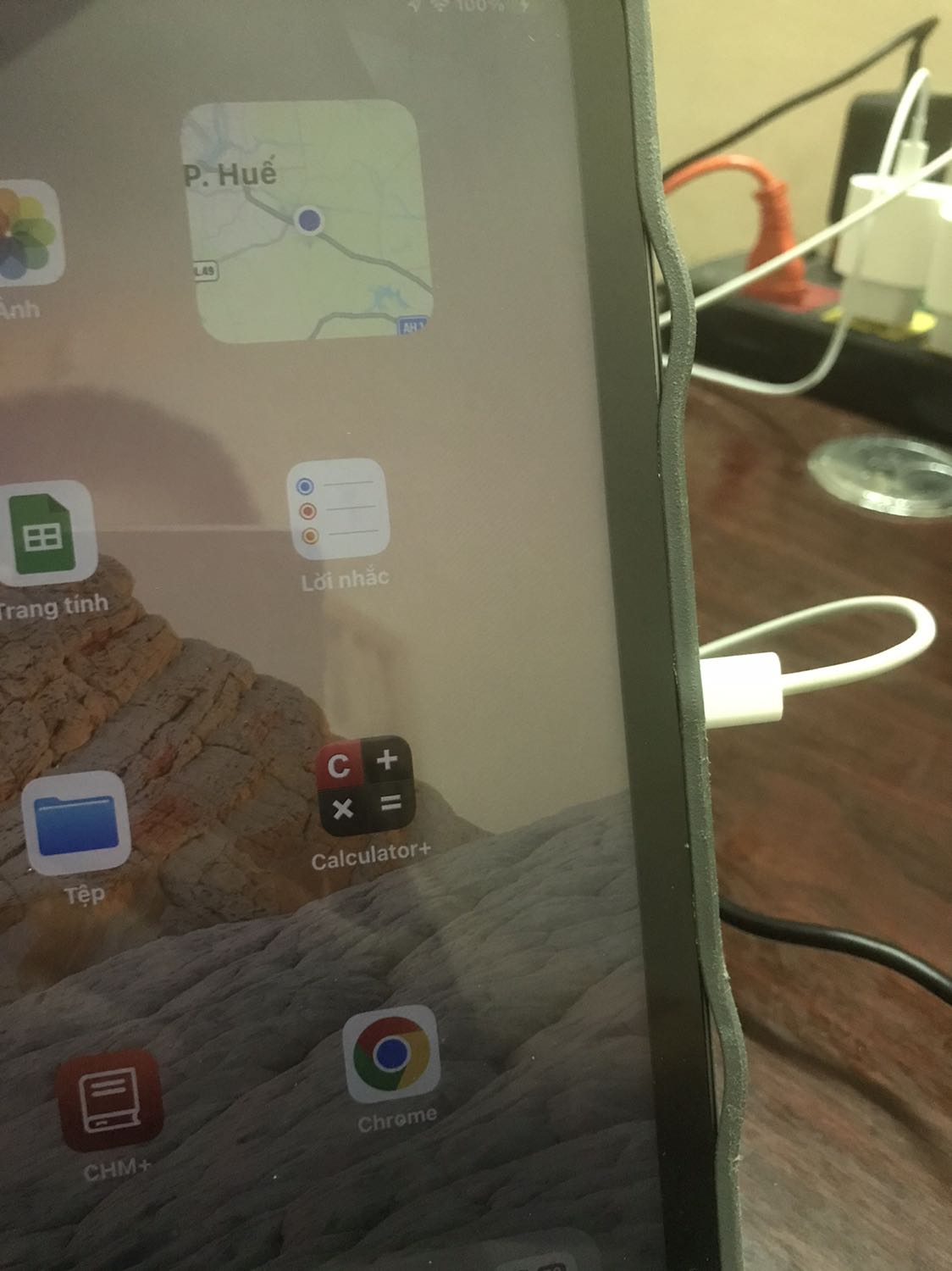 Sản phẩm ok, tốt, tiện hơn magic keyboard là có thể bảo vệ khi tháo màn hình ra khỏi, chỉ có nhược điểm là khi lấy ipad ra vào thì lâu ngày lớp cao su sẽ bị phồng như hình.