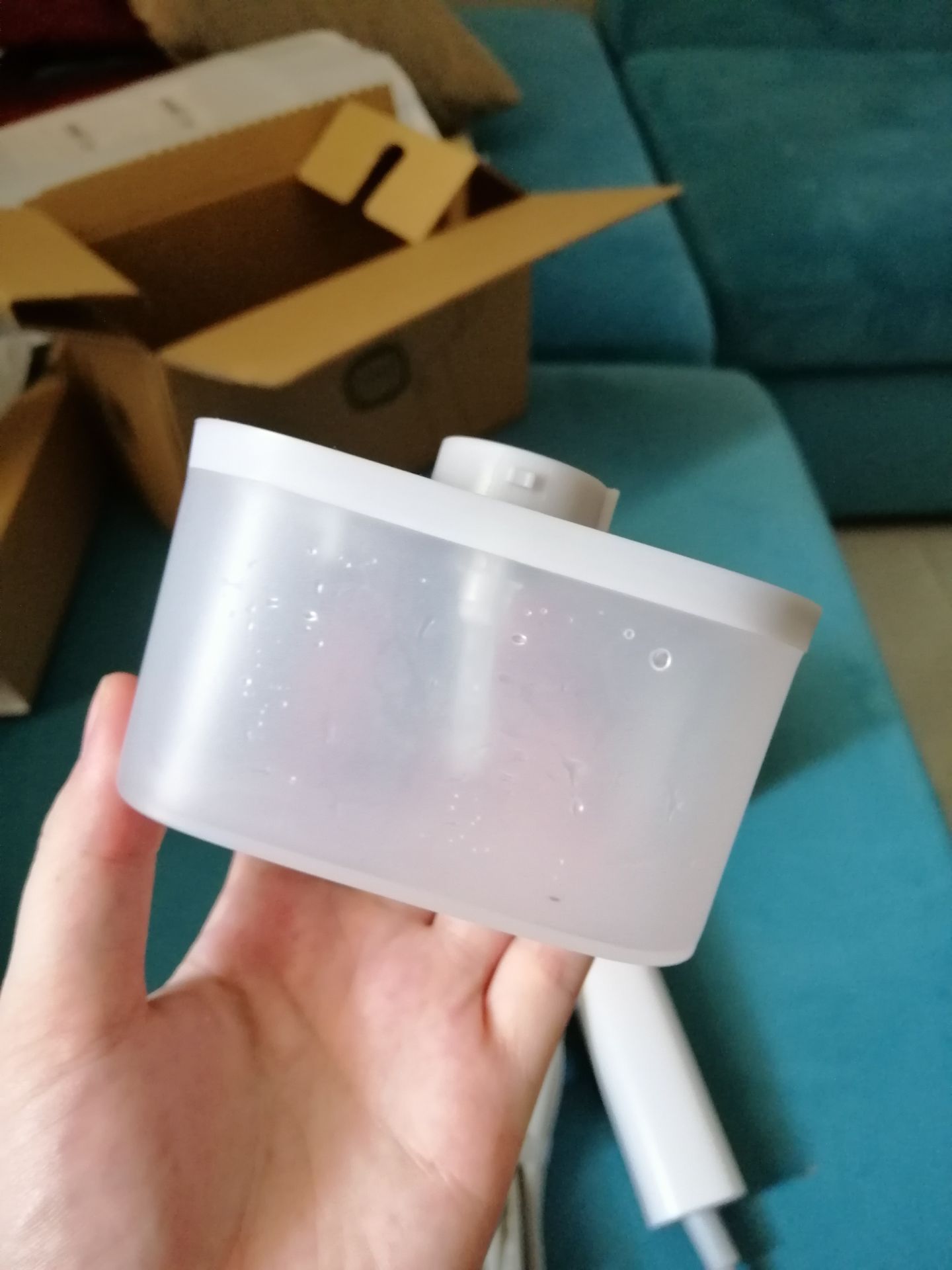 Mình xem review của sp này trên mạng thấy nói khá OK, nên quyết định mua thử, bao bì hơi khác so với những review từng xem, nhưng thấy đẹp hơn, chắc chắn hơn. Hộp chứa nước lúc khui ra, chắc họ thử sp trc khi gửi. Gửi kèm chấu cắm chuyển đổi rất OK. Ủi váy đồ thì OK, còn sơ mi thì sẽ ko thẳng tắp như bàn ủi điện được. Mình xem review của sp này trên mạng thấy nói khá OK, nên quyết định mua thử, bao bì hơi khác so với những review từng xem, nhưng thấy đẹp hơn, chắc chắn hơn. Hộp chứa nước lúc khui ra, chắc họ thử sp trc khi gửi. Gửi kèm chấu cắm chuyển đổi rất OK. Ủi váy đồ thì OK, còn sơ mi thì sẽ ko thẳng tắp như bàn ủi điện được.