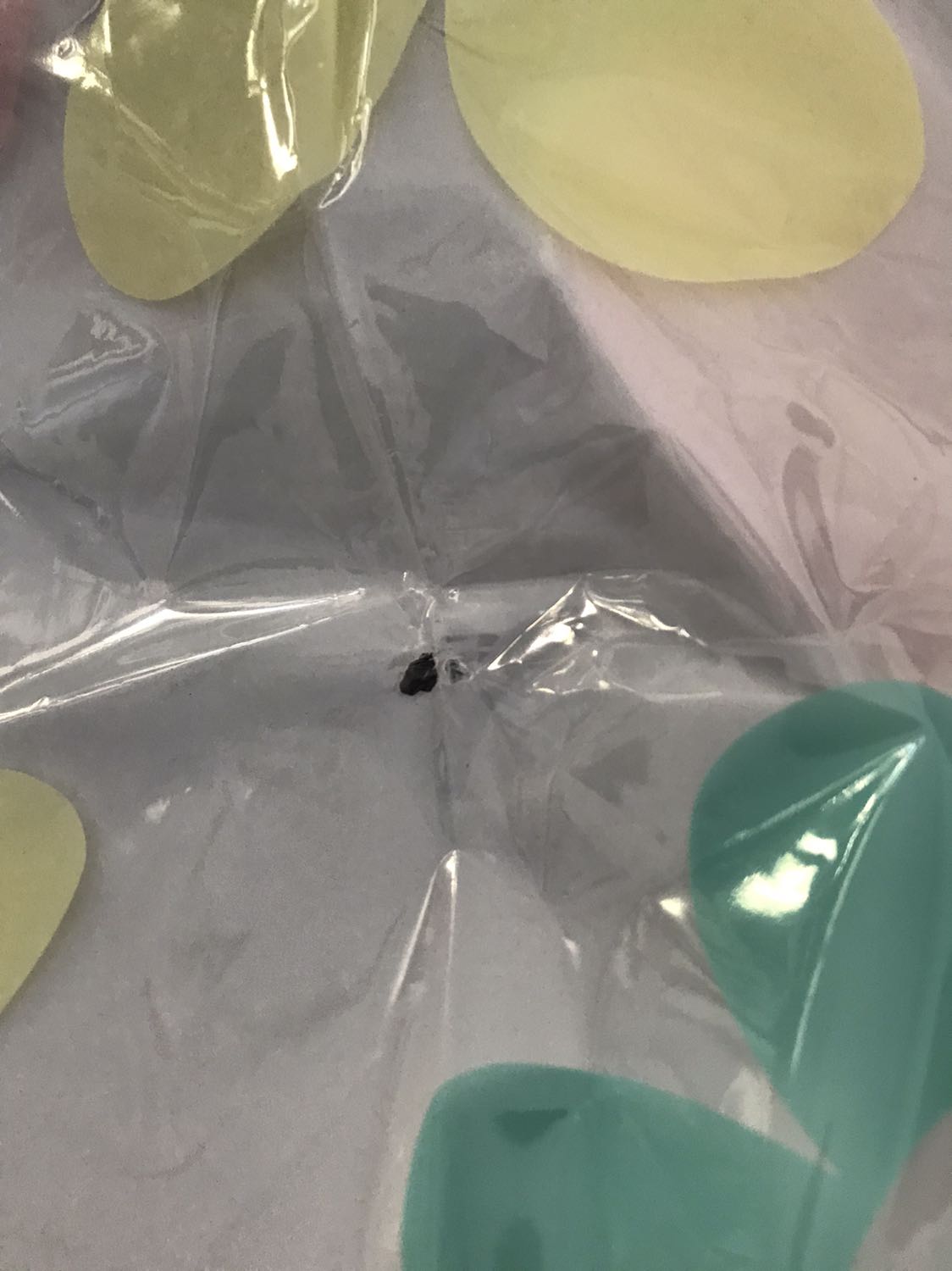 Giảm giá chắc có lý do mình bị lỗi ở cả 2 cái túi to nhất một cái ở mép một cái rơi vào thân túi. Đầu xuân shop mang lại cho mình sự may mắn hay rủi ro đây ?. Mình dễ tính nên mình góp ý nên mình chấm 4 sao. Cái bơm thì chắc luôn không có tác dụng gì. Túi thì không dày cho lắm hy vọng dùng lâu dài được.