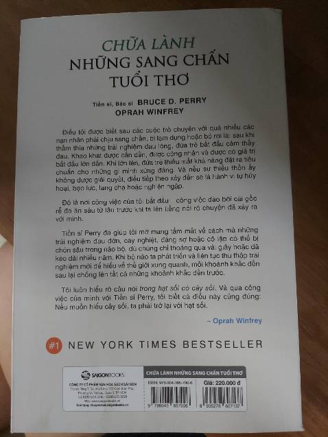 Mình chưa đọc cuốn này, mình nghe review lả đọc cuốn này sau đại dương đen kiểu như chữa lành lắm luôn, đại dương đen đọc hay lắm nhưng mà cũng đau lòng lắm luôn