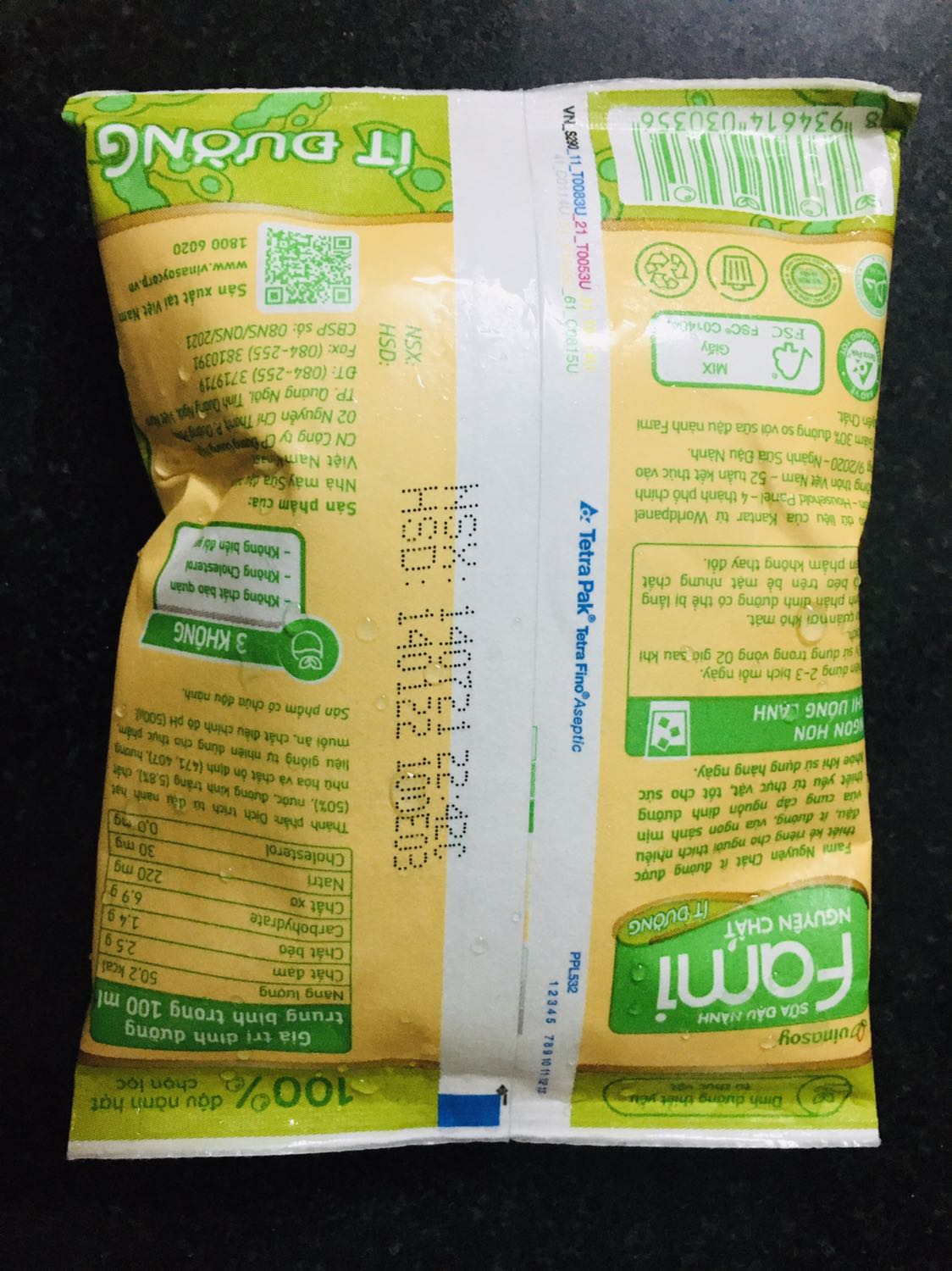 Mình mua được giá km nên rẻ hơn mua ở ngoài. Giao hàng nhanh, hạn sử dụng trong vòng 6 tháng, có điều lúc giao hàng không cẩn thận, thùng bị lủng, có bể 1 bịch, ướt luôn thùng giấy bên ngoài. Sự cố này bạn nv giao hàng cũng có xin lỗi lúc giao mà cũng bị 1 bịch thôi nên ko sao