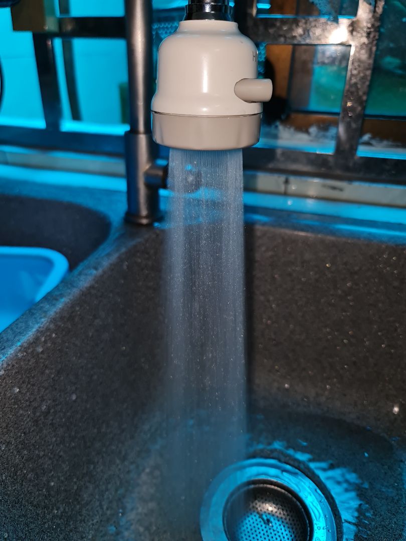 Dùng khá ok, cho ra nước áp lực mạnh hoặc tỏa tròn rửa chén bát tiết kiệm nước hơn. Điểm trừ là ống nối mềm phải dùng tay giữ, buông ra là chúi xuống. 
Phụ kiện đầy đủ, có cả băng keo non. Tuy nhiên nhà bán nên phân loại hàng để tiết kiệm vật tư nhằm giảm giá bán, cũng như bổ sung tùy chọn loại ống nối cứng.