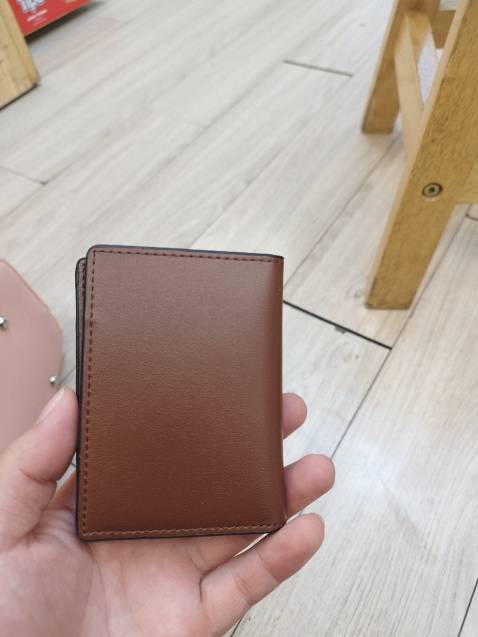 Màu túi rất đẹp ,kiểu dáng thời trang , ví tặng kèm cũng đẹp và  tiện dụng nữa ....