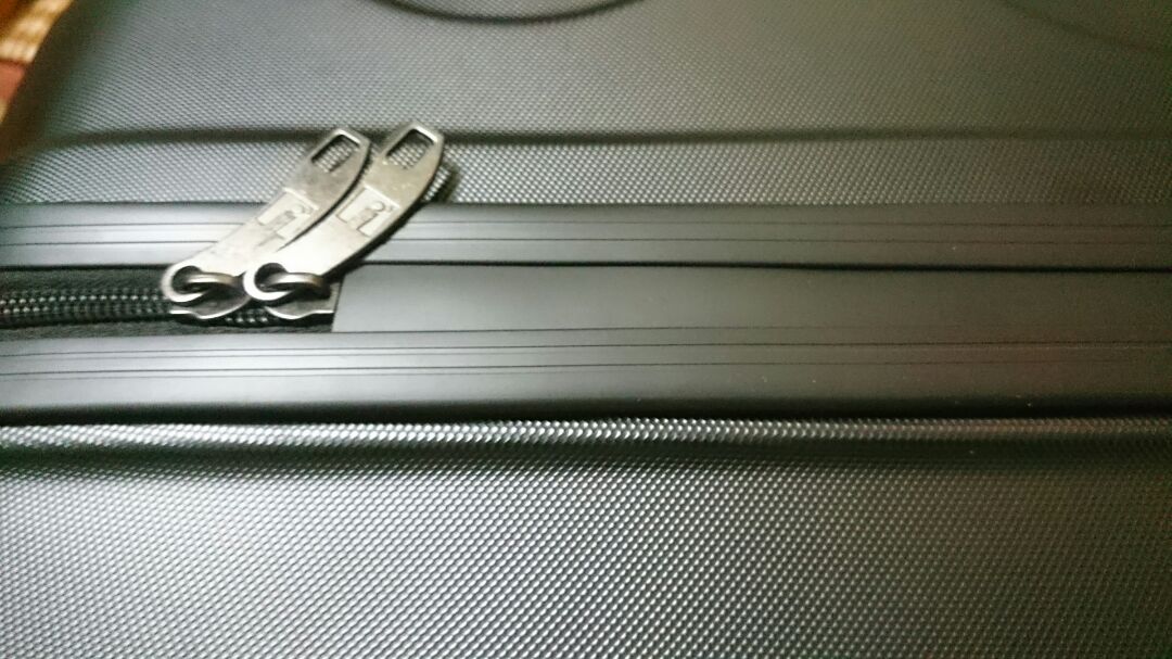 Hàng nhận còn nguyên đai nguyên kiện, nên khui thùng nhẹ nhàng, tránh dùng dao rọc có thể làm trầy vali. Kích hoạt bảo hành dễ dàng, có clip hướng dẫn cách đổi mã khóa luôn nha các bạn. Về độ chắc của vali thì mình thấy hơi mỏng. Đã sử dụng ngay và luôn cho chuyến du lịch sau đó, hi vọng xài bền!