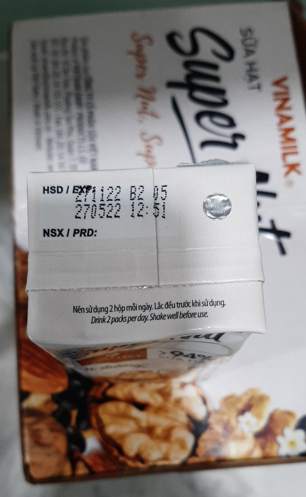 do ko uống được sữa bò nên mình đổi qua sữa hạt. May sao Vinamilk ra mắt loại sữa hạt 94% ít đường này thật sự rất hài lòng. Sữa hoàn toàn từ chiết xuất hạt và ko chứa sữa bò. Vị vừa phải, ít ngọt, thơm mùi hạt. Giá cả rất phải chăng. Tiki Trading giao hàng nhanh, đúng giờ theo trạng thái theo dõi. Nói chung hoàn toàn hài lòng. Trừ 1 sao vì hạn sử dụng quá gần. Mình chỉ có đúng 2 tháng để uống cho hết 24 hộp sữa trước khi hết hạn!!!