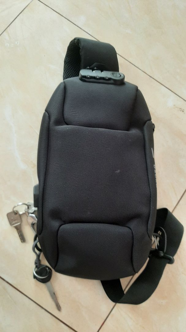 Gọn, ôm sát người nên cảm giác chắc chắn.
Nhiều ngăn lớn nhỏ tiện dụng, ngăn đựng thẻ trên dây đeo rất tiện.
Hỗ trợ cổng sạc bên ngoài. Gọn, ôm sát người nên cảm giác chắc chắn.
Nhiều ngăn lớn nhỏ tiện dụng, ngăn đựng thẻ trên dây đeo rất tiện.
Hỗ trợ cổng sạc bên ngoài.