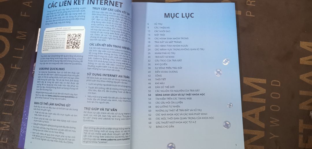 Sách đẹp, nội dung phù hợp với các bé từ 5 -6 tuổi, yêu thích vũ trụ. Nội dung cơ bản, trình bày dễ hiểu vừa với khả năng nhận thức của các bạn đã có khái niệm cán bản qua các cuốn Cuốn sách khổng lồ về ngôi sao, các hành Tinh, tên lửa, thiết bị vũ trụ....các cuốn lật mở về vũ trụ.