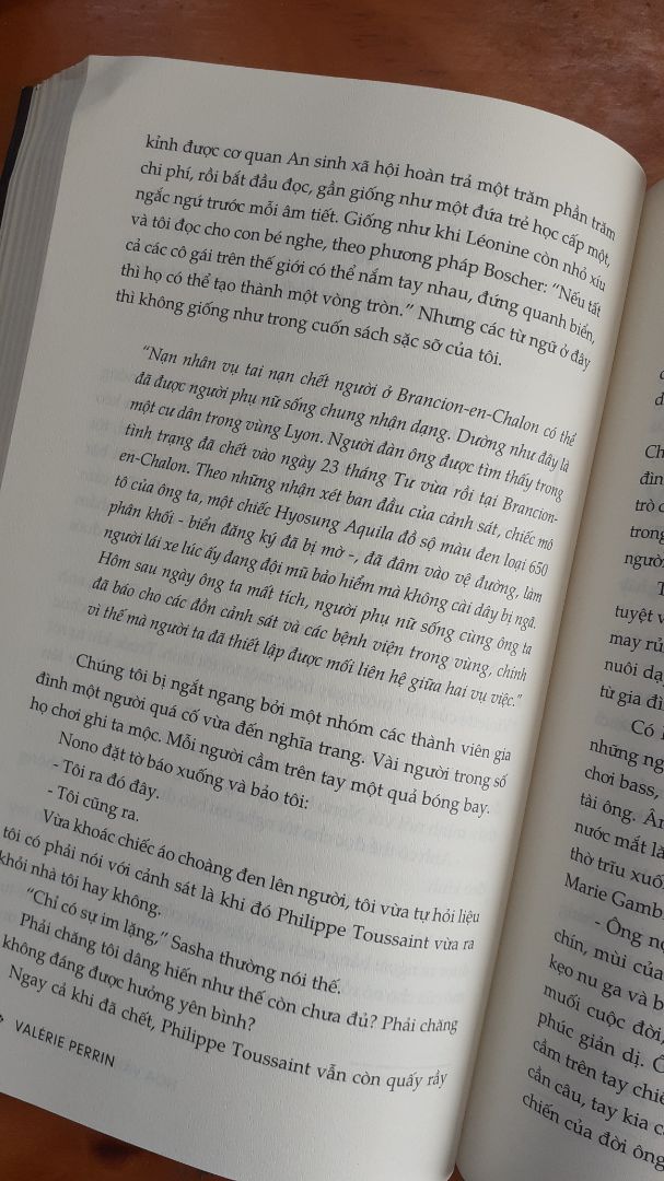Cuốn sách là sự lồng ghép những câu chuyện hiện tại - quá khứ, từ những góc nhìn khác nhau dần hé lộ cho người đọc về câu trả lời của từng nhân vật. Giọng văn của nữ tác giả đậm chất văn chương Pháp bởi sự bay bổng và thâm thúy của nó. Cách xây dựng nhân vật khá thú vị, đặc biệt là Violette - một nàng thơ đầy hoang dại nhưng cũng rất dịu êm.