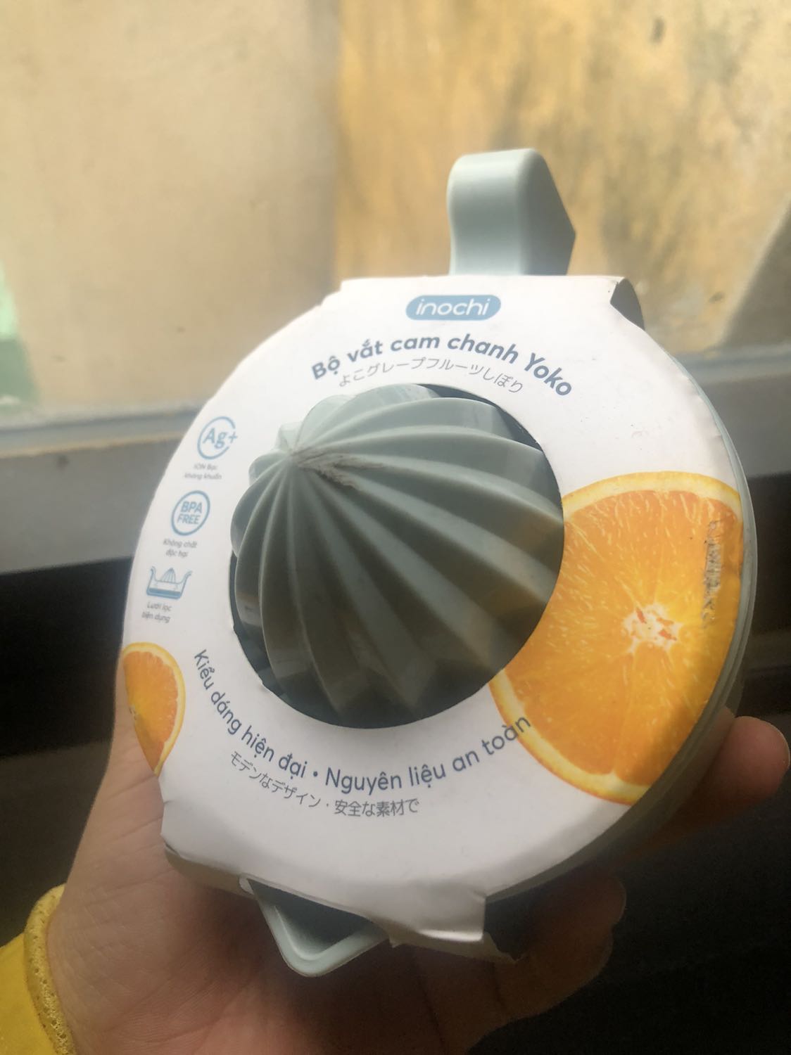Lúc mang về phần đầu vắt cam hơi trầy, dù màu và chất liệu đồ vắt trông ok. Shop nên cẩn thận hơn khi gói hàng nhé. Lúc mang về phần đầu vắt cam hơi trầy, dù màu và chất liệu đồ vắt trông ok. Shop nên cẩn thận hơn khi gói hàng nhé.