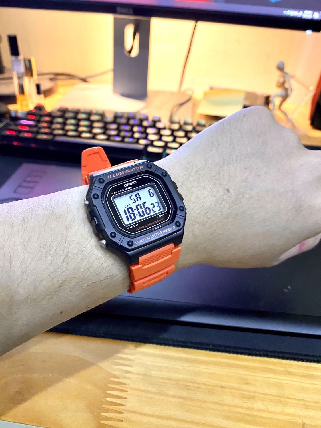 Được giảm giá còn hơn 500k, quá đẹp cho một chiếc đồng hồ Casio chính hãng. Đồng hồ rẻ nên rất nhẹ, k đầm tay nhưng bù lại chất liệu nhựa rất chắc chắn. Thiết kế hơi nhỏ một chút, nếu to thêm một tẹo thì sẽ tốt hơn. Tuy nhiên mình vẫn rất hài lòng về mức giá ở Tiki so với chất lượng bỏ ra. Chiếc này ở ngoài store toàn bán tầm 6***k.