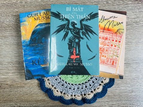 Thật sự là mua sưu tập nên chưa dám đọc, hihi, nhưng văn phong, nhân vật rất hay. Fan ngôn tình trinh thám thì mua thui. Nhưng xét về văn phòng, thiết lập nhân vật, bối cảnh các tiểu thuyết của Musso thì nhất định mua