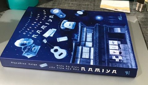 “Điều kỳ diệu của tiệm tạp hoá Namiya” tổng cộng 358 trang. Khi đọc xong thì mình chỉ muốn ước nó thêm 358 trang nữa ~ 

Cầm quyển sách đọc mà mình cứ sợ nó hết 🥲 Lúc đầu đọc chương 1,2 cứ tưởng là nó không liên quan gì đến nhau .-. nhưng nó lại liên quan không tưởng. Mọi tình tiết trong truyện đều có ‘mắt xích’ với nhau, rất logic.

Cuốn sách rấtt nhân văn, rất ý nghĩa, và nó còn pha tí hài hước của 3 tên trộm nữa ˆˆ à còn nhắc về nhân quả nữa. Lối kể chuyện cũng rấtt là cuốn, khiến mình phải ngồi đọc một mạch từ tối cho đến 2h sáng.

Nói chung là mình highly recommend mọi người mua quyển sách này. Rất đáng để đọc 😍