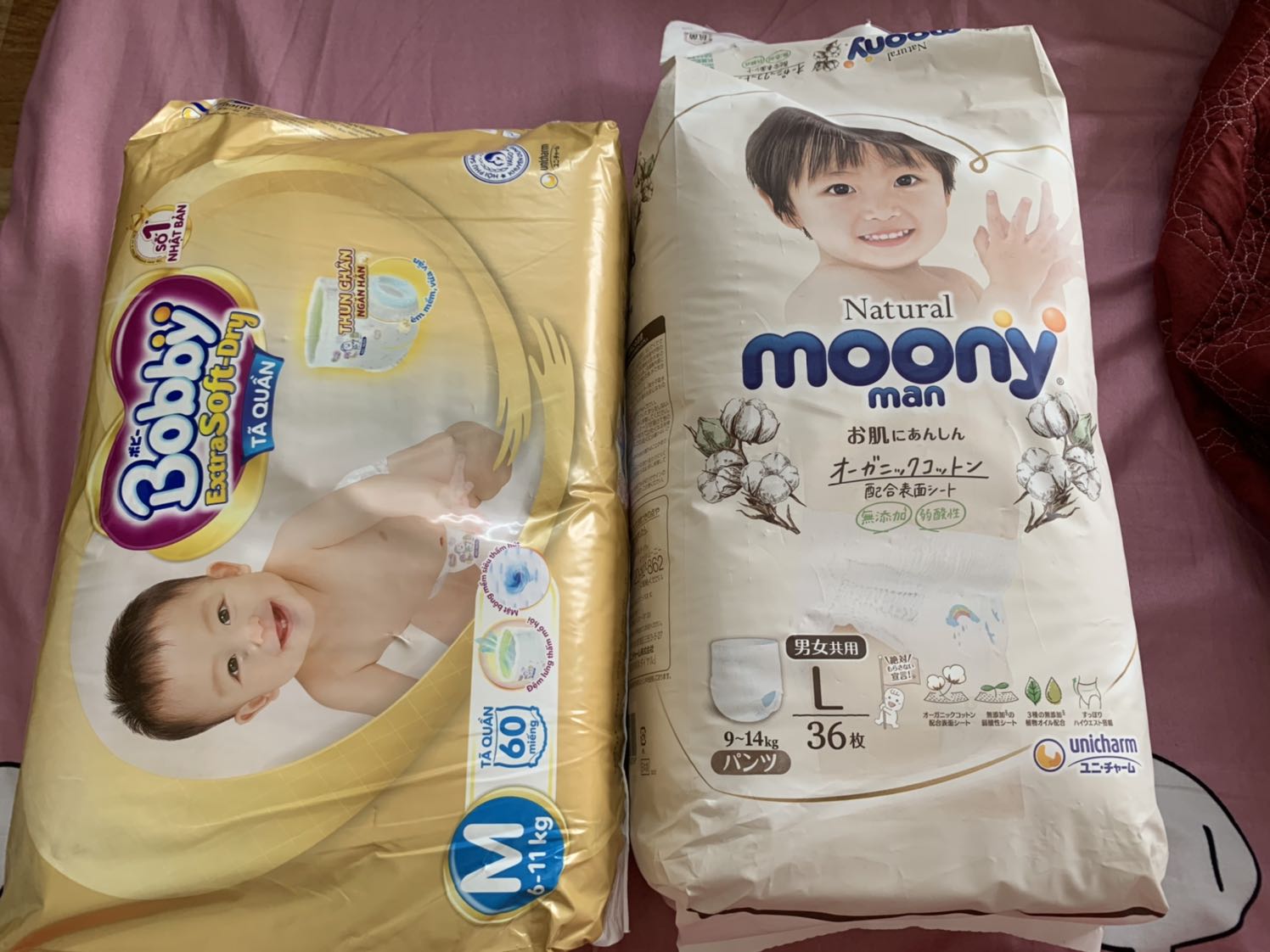 Mình mua 2 loại bobby để mặc ban ngày còn moony mặc đêm. 2 loại này dày ngang nhau. Tuy nhiên moony mềm mại hơn hẳn k bị hằn bé. Còn bobby bé bị hằn lưng dù 7kg mặc size M ( hoặc do dạng quần chun nên bị vậy chắc phải mua size L vì đùi và bụng bé to) . Moony thì khỏi bàn về độ thấm hút và mềm mại rồi nhưng mình thấy dùng bỉm quần L này không thích bằng bỉm dán moony