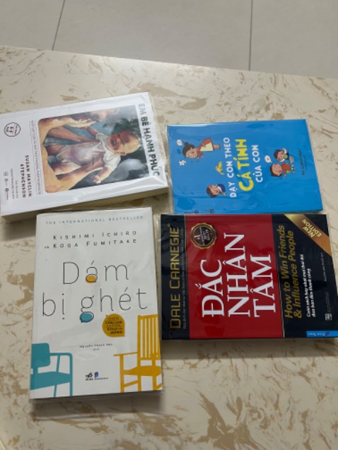 Sách đẹp mà đợt này bọc gói bookcare ở Hà Nội quá ẩu, bọc như k bọc, cái mép bé xíu mở quyển sách ra là rớt bọc tức gì đâu