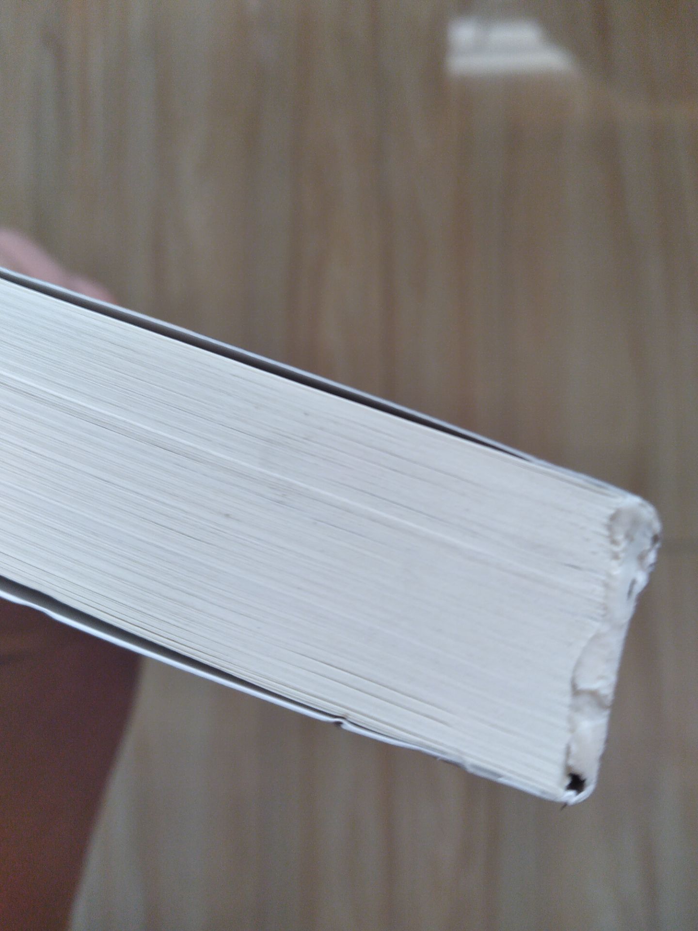 Vừa mở box thì thấy như vầy:
Chữ rõ nhưng lại bị như vầy ở phần gáy sách, keo quá nhiều ??? Mất thẩm mỹ