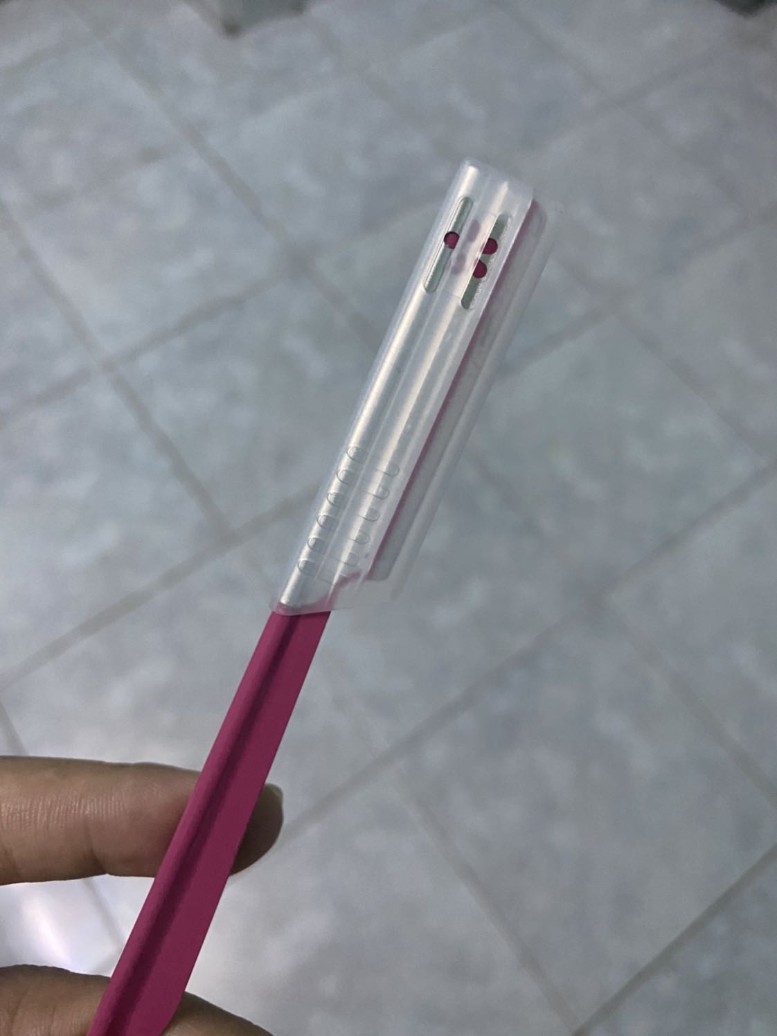 Dao cực kì sắc bén, dùng cạo chân mài rất đẹp. Màu sắc cũng đẹp. Nói chung rât đáng mua