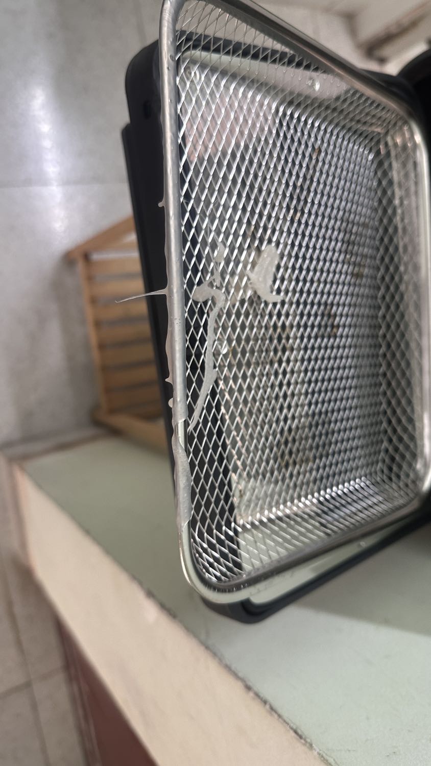 Không biết lý do gì, từ đâu. Mà khi mình mua lò nướng về cho chạy lần đầu tiên thì thấy nhựa chảy ra bám ở viền trong của khay