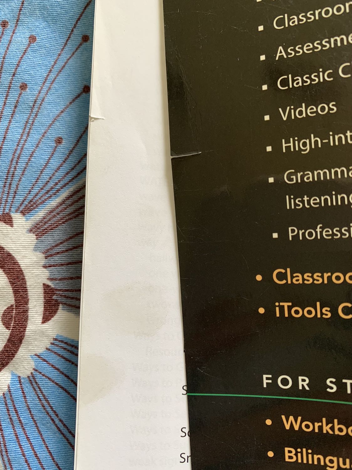 Sách cũ, vừa rách vừa có vết tay bẩn. Nhận sách của oxford mà ko còn bao bóng của sách bên ngoài mà lại bọc thủ công là nghi rồi. Mở ra y rằng sách như dùng rồi ý, rất khó chịu