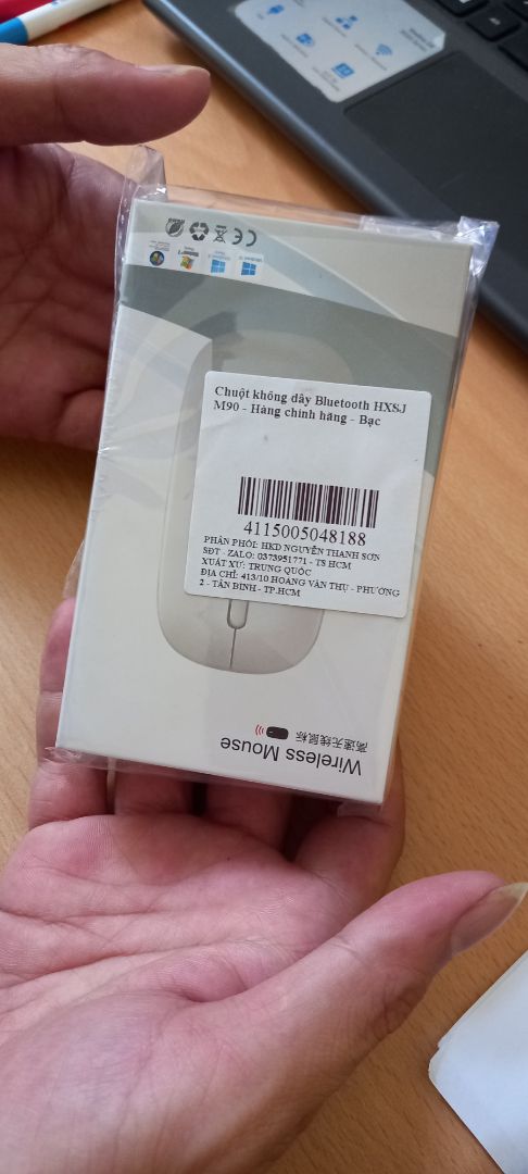 Sản phẩm giao đúng hẹn, đúng mẫu. Sau khi *** thì thấy độ nhạy khi dùng đầu cắm usb tốt hơn bluetooth, bluetooth k nhạy bằng dù chuột đặt sát bên. So với tầm giá thì chắc k thể đòi hỏi hơn được. Mẫu mã đẹp. Chuột thiết kế dạng dẹp và bóng nên cầm k đc chắc tay. Bấm chuột trái phải êm nhưng k nhẹ.