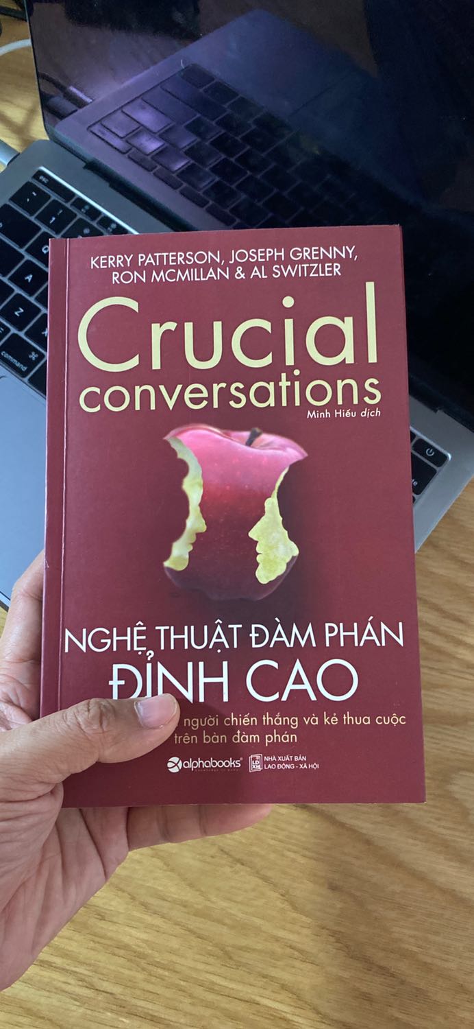 Mình đã đọc sách bản gốc tiếng Anh phiên bản đầu tiên, sau đó mua thêm bản tiếng Việt phiên bản mới này để bổ sung phần cập nhật mới & để hiểu sâu thêm khi đọc bản tiếng Việt.

Tiêu đề của sách hơi gây hiểu lầm. Đây ko phải cuốn sách dành cho các bạn Sales hay các bạn làm các công việc liên quan đến đàm phát hợp đồng, chốt deal. Sách viết về các cuộc nói chuyện khó khăn trong cuộc sống cá nhân & trong công việc giúp bạn giải quyết conflict hiệu quả.