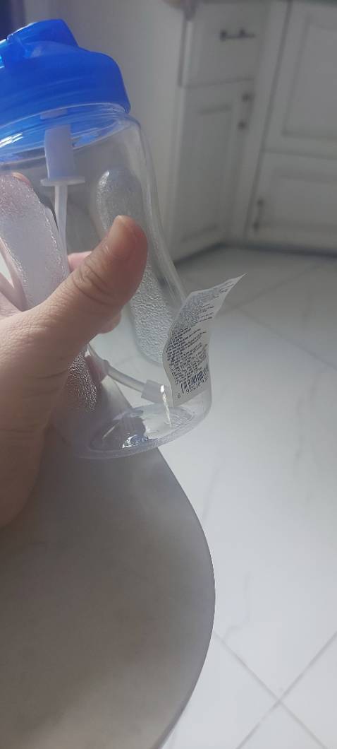 Tem nhìn như mới dán xong, nhìn tem dán chữ lock n lock rất cẩu thả, mua xong ko dám xài cho bé, ko biết phải hàng thật ko hay hàng chợ dán tem vô?