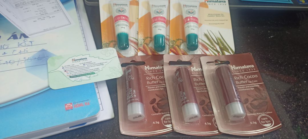 cảm ơn shop giao hàng siêu nhanh, son dưỡng rất tốt thoa lên môi mềm thơm dễ chịu, còn được tặng cây son cacao...giá rẻ mà chất lượng quá ok sẽ tiếp tục ủng hộ shop