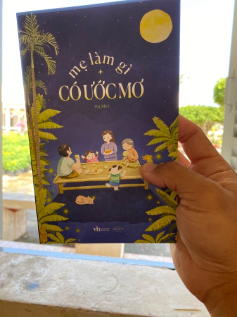 “Đời mẹ không được đi học nên khổ lắm. Không phải bỏ học. Mày là con mẹ, dù khổ sở thiệt thòi như thế nào mẹ cũng lo được…” đó là lí do tại sao ao rau muống của nhà nuôi cả ba chị em nên người.
