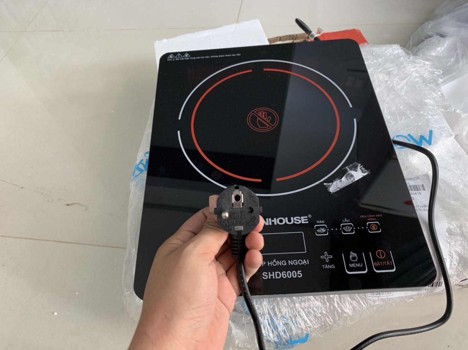 Sản phẩm khui ra mặt đáy dơ cũ kỹ, tem hãng bị dán chồng lên như hàng đã bảo hành, đầu phích cấm có 1 bên. Quá tệ ! Khuyên các bạn bỏ thêm ít tiền ra *** mắc 1 tí mà lành lặn. 1 bài học để đời Sản phẩm khui ra mặt đáy dơ cũ kỹ, tem hãng bị dán chồng lên như hàng đã bảo hành, đầu phích cấm có 1 bên. Quá tệ ! Khuyên các bạn bỏ thêm ít tiền ra *** mắc 1 tí mà lành lặn. 1 bài học để đời