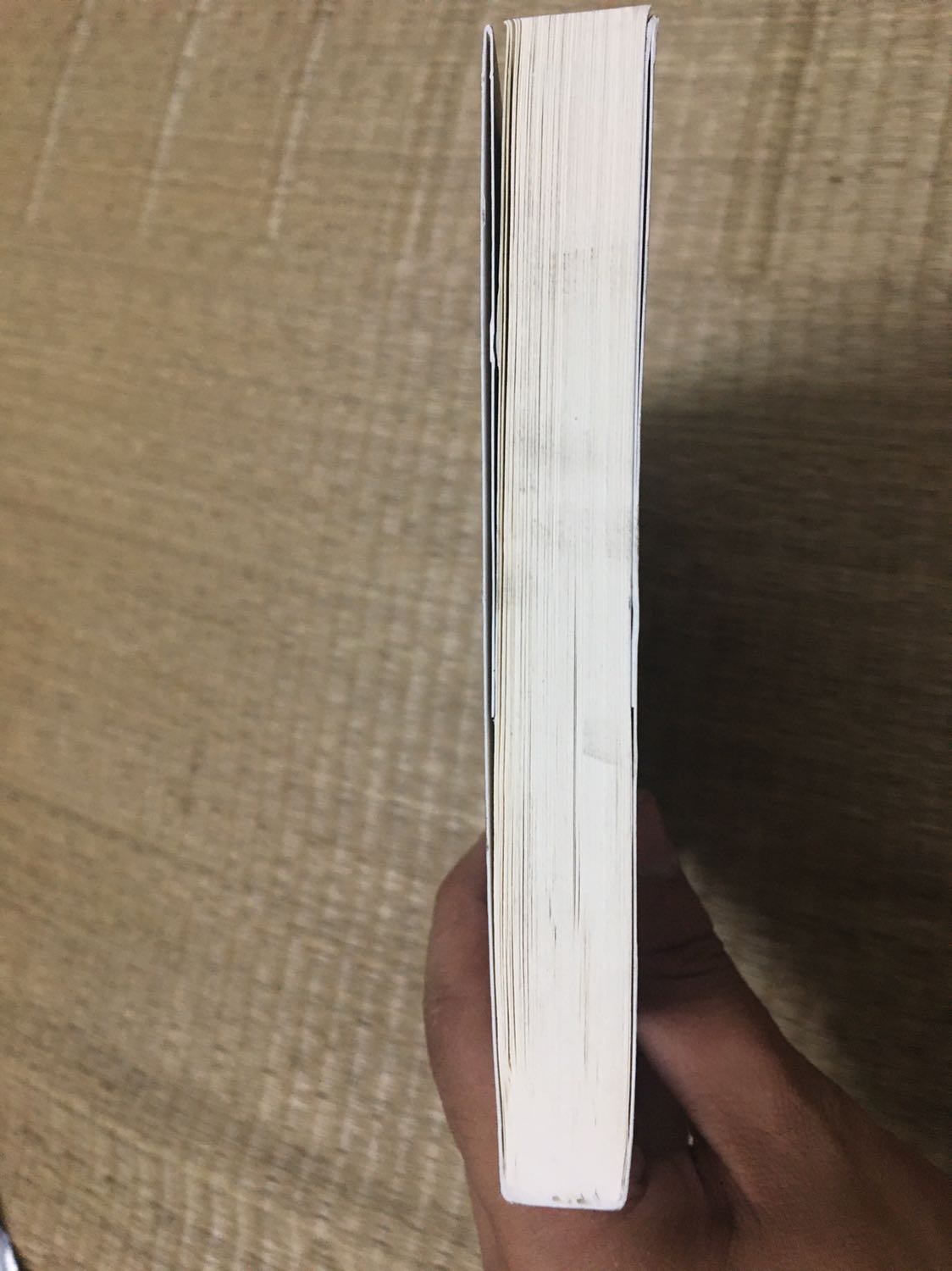 Sách bẩn hết bìa , bìa bị rất nhiều vết hằn trải dài , mình đặt 6 quyển khác nhau cùng đơn thì cũng đều như vậy cả , các trang sách mình thấy chất lượng kém , rồi sách còn bị mốc , mình muốn mua một quyển sách mới để có thể làm quà tặng , chứ không phải mấy quyển sách cũ như vậy . Chào tạm biệt các bạn .