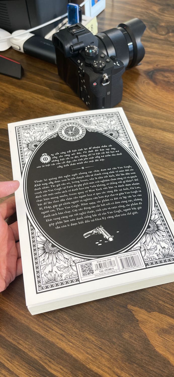Sách rất là đẹp nha các bạn. Bìa trong trắng đen, bìa rời bọc ngoài nhũ vàng. Sách rất là mới, khổ to nhìn sang trọng. Cảm giác giá trị hẳn ra, mình mua rất nhiều sách của Đông Á, chưa bao giờ cảm thấy lo lắng về chất lượng lẫn giá trị sách

Cám ơn Tiki đã giao hàng nhanh như một cơn gió. Chất lượng chuẩn 5 ngôi sao!