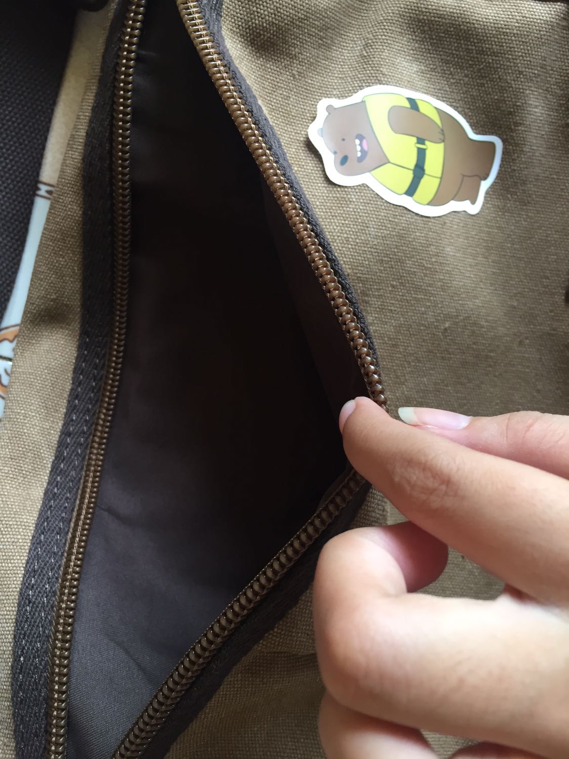 Uiii phải nói là thích mê luôn ấy,giao hàng nhanh,hàng y như hình,dày cực kì luônnnn,tha hồ đeo đi học.Mấy cái stickers mình gắn thêm vào ấy,thật ra là hàng rất xịnnnnnnnnnn