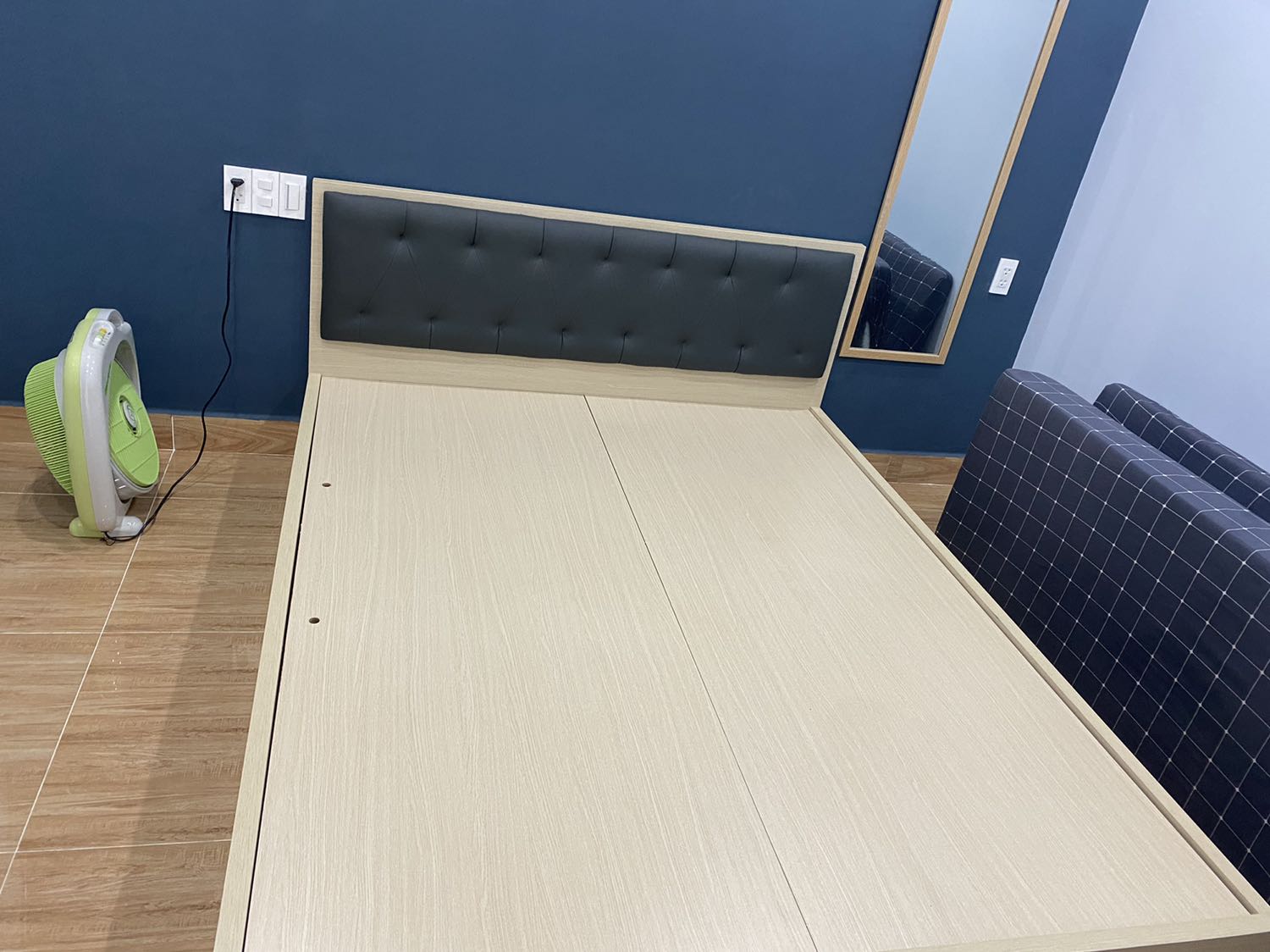 Giường đẹp,chắc chắn,nhân viên lắp ráp tận tình.Nhưng các hộc kéo khó kéo ra kéo vào lắm ạ.Mình quên kiểm tra lúc mấy anh còn ở đó lúc về kiểm tra thì cũng ko được j :(