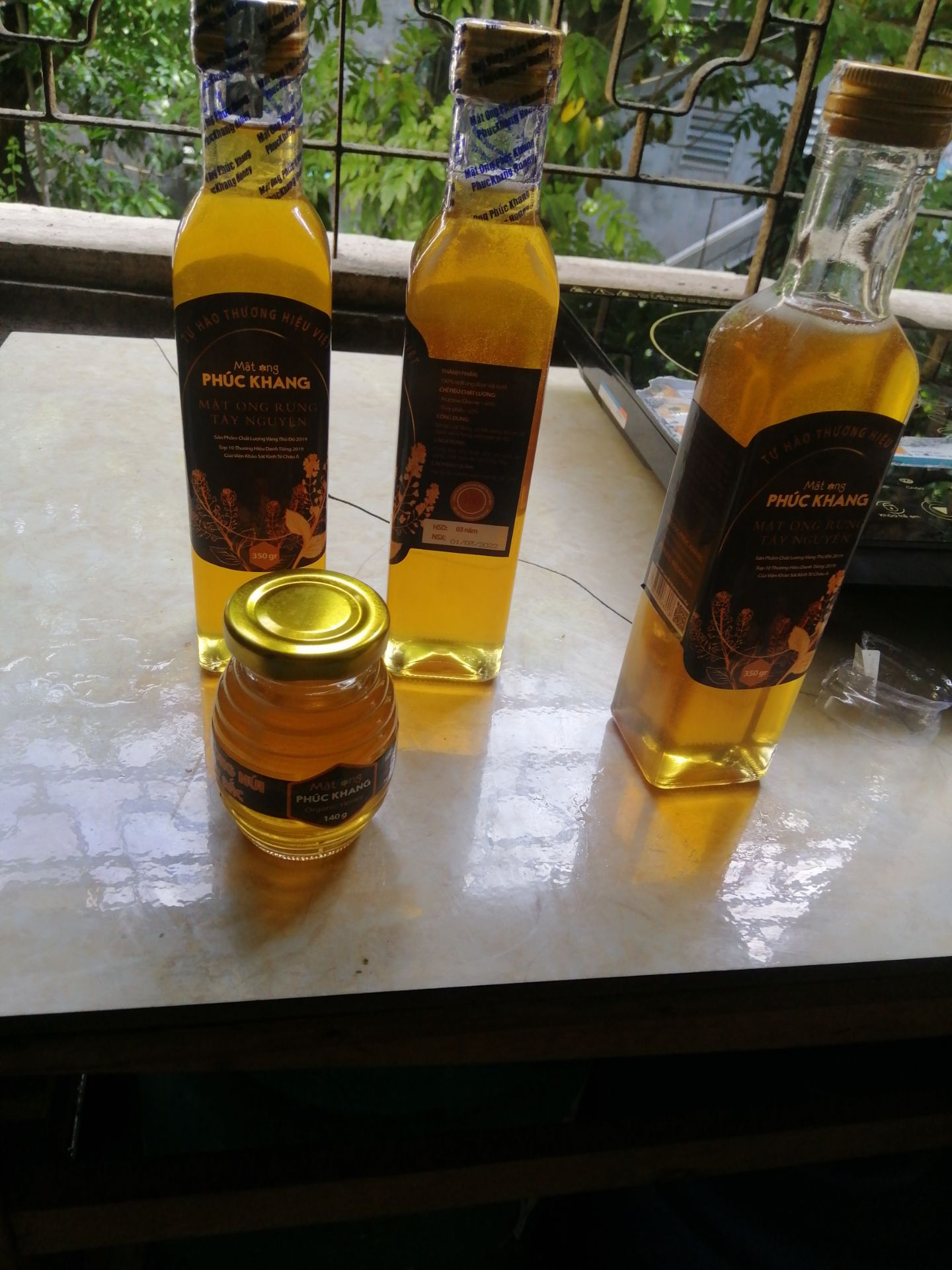 Theo mình vị mật ong tây nguyên k ngon bằng mật ong tây bắc. Vị mạt ong tây bắc cảm giác sánh đặc ngon hơn tây nguyên. Thi thoảng mình có người nhà ở tây nguyên gửi mật ong ra cho thì vị giống shop bán nhưng cho shop 4 sao vì  đóng chai k cẩn thận lắp chai hơi đểu nên bị chảy mật ra ngoài lúc vận chuyển. Shop nên cân nhắc lại cách đóng chai đểk mất khách