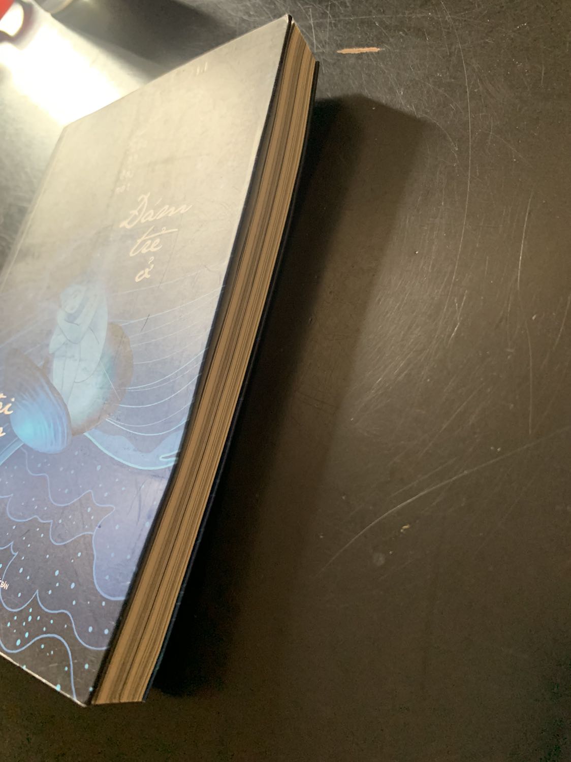 Rất thất vọng ở Tiki vì đơn hàng lần này. Mình đã phải chờ 15 ngày để nhận được sách. Trước đó đã phải gửi tới 3 mails để hối thúc Tiki giao hàng cho mình. 
Khi nhận được hàng thì sách k hề được bọc chống sốc mà chỉ bỏ vào hộp nên mất form hoàn toàn. 
Hy vọng Tiki có thể chăm chút hơn trong cách đóng gói sách cho khách hàng. Rất thất vọng ở Tiki vì đơn hàng lần này. Mình đã phải chờ 15 ngày để nhận được sách. Trước đó đã phải gửi tới 3 mails để hối thúc Tiki giao hàng cho mình. 
Khi nhận được hàng thì sách k hề được bọc chống sốc mà chỉ bỏ vào hộp nên mất form hoàn toàn. 
Hy vọng Tiki có thể chăm chút hơn trong cách đóng gói sách cho khách hàng.