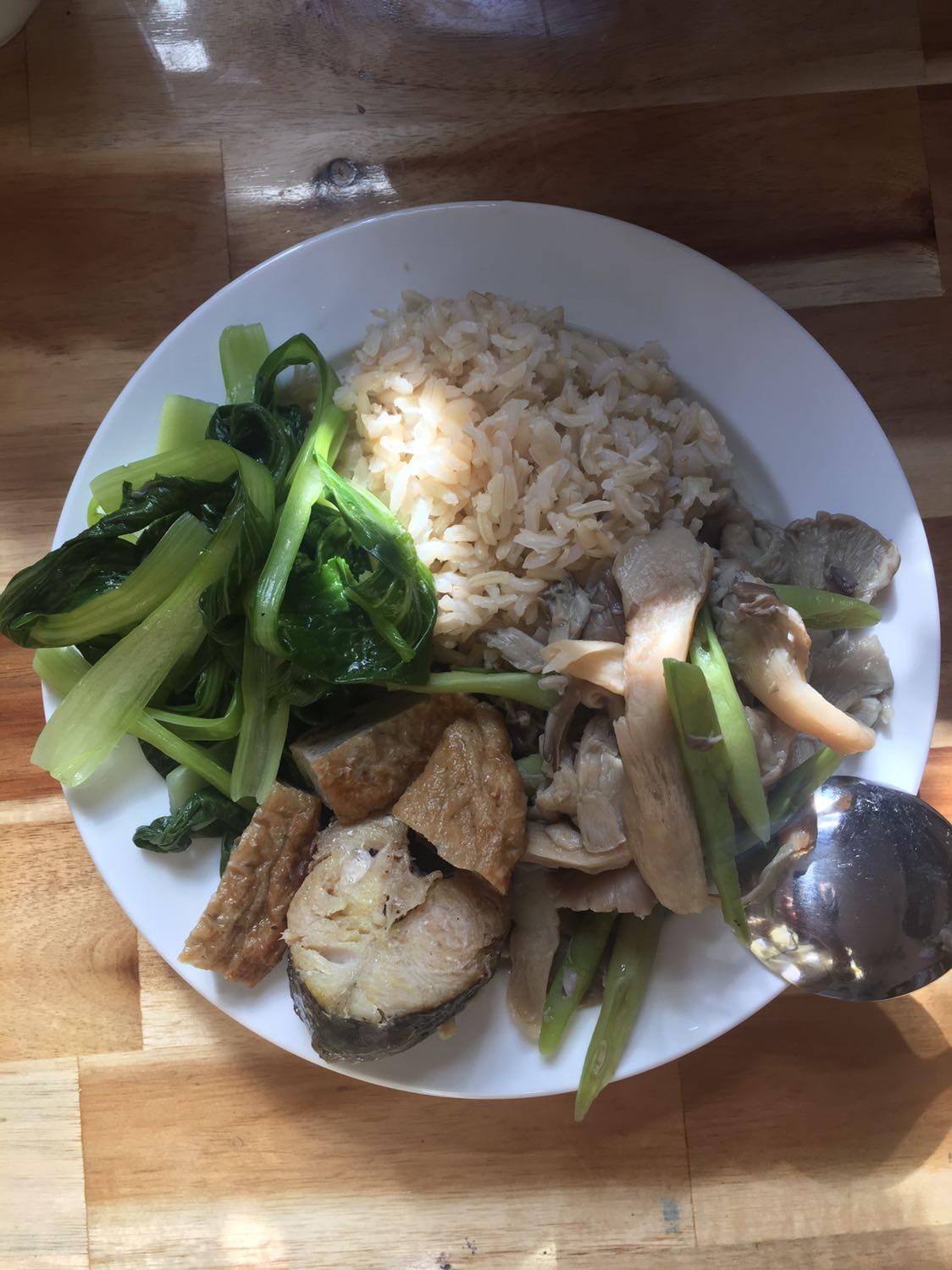 1. Nhận xét về shop: đóng gói sản phẩm ghi sai *** của khách (đổi vị trí 1 số), khiến bạn ship giao hoài ko được, vì gọi số sai đổ chuông nhưng ko ai bắt máy. Khách hàng thì thấy hệ thống báo liên hệ không được (dù Ko nhận được cuộc gọi nào), nhờ Tiki hỗ trợ cũng không tìm ra nguyên nhân luôn. Làm cái đơn hàng gần 1 tháng trời mới nhận được.
2. Nhận xét về anh ship: rất nhiệt tình và trách nhiệm, không liên hệ được thì tìm gọi cửa tận nhà luôn. Cả 2 cùng Kiểm tra mới phát hiện ra shop ghi sai số *** khách, khổ thân anh ship.
3. Nhận xét về gạo: rất tốt, ngon cực kỳ, ăn rồi ghiền luôn, ko ăn được gạo thường nữa. 
Gạo này mình nấu nồi Nhật có chế độ nấu GABA, còn không biết nấu nồi thường thì ăn như nào. Ăn rất dinh dưỡng, ăn 1 chén là no. Đóng gói kỹ càng, thơm, xịn.