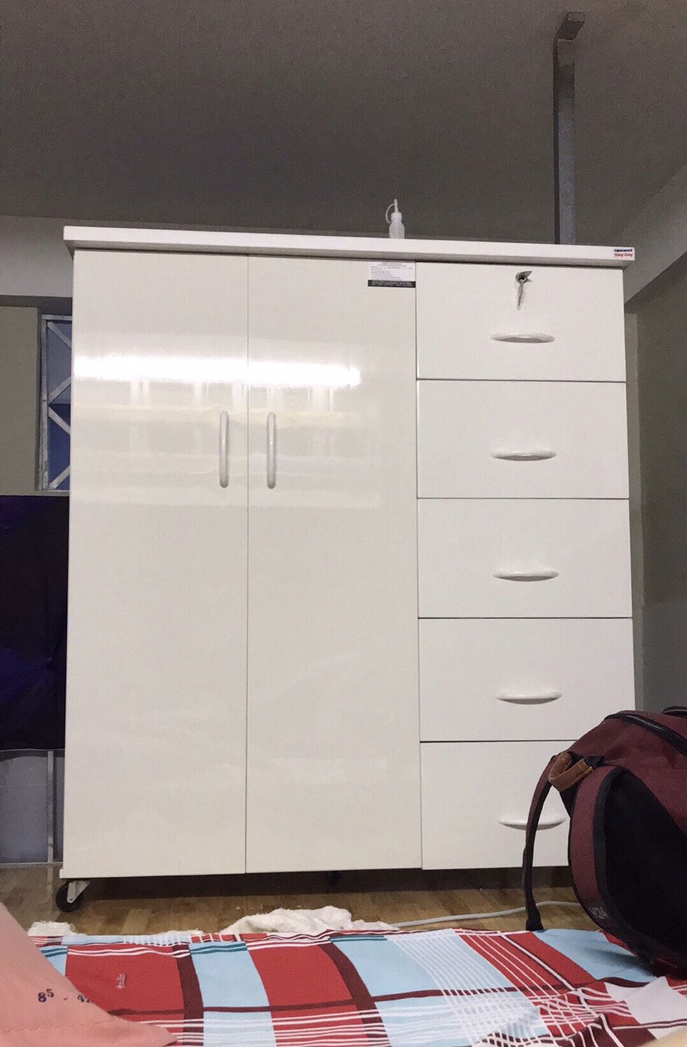 Sản phẩm lắp đặt sẵn. Giao hàng rất nhanh. Cửa hàng chu đáo, nói chuyện dễ thương. Kích thước tủ gọn, vừa tầm, phù hợp với các căn nhà trọ không gian nhỏ hoặc phòng ngủ trẻ em. Có bánh xe nên dễ dàng dời tủ tới lui mà không tốn sức. Treo đồ vào tủ thì bánh xe cũng cố định 1 chỗ, dùng sức đẩy vẫn đi nhưng để yên thì bánh xe không tự lăn, nên mọi người yên tâm là tủ vẫn cố định được. Treo được cả đồ người lớn và trẻ em. Cực kỳ hài lòng.