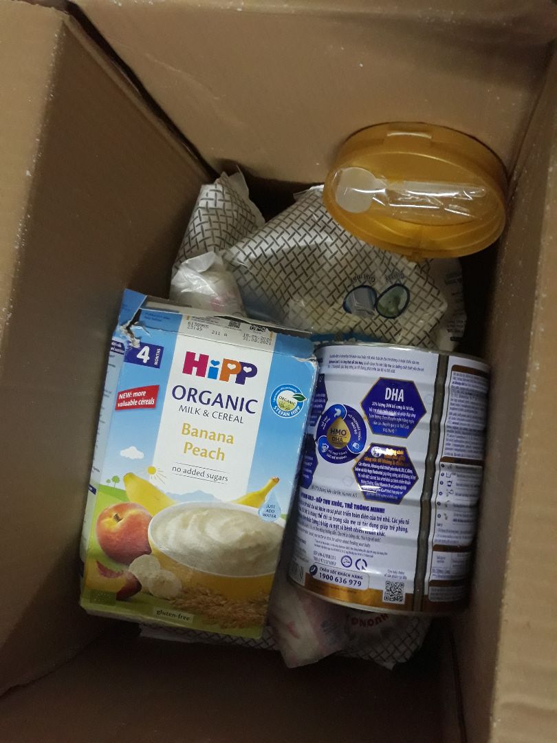 thùng bên ngoài còn nguyên vẹn, chỉ có hàng bên trong thì bung bét, lần này nhận hàng quá thất vọng: sữa thì bung cả nắp, *** sữa bị móp méo, bột giặt rơi khắp thùng dính hết vào sữa, bột, bông tẩy trang