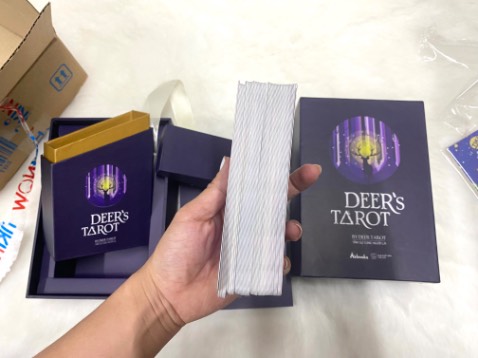 Không ngờ có ngày t được cầm trên tay bộ bài mua giá này và đẹp đến vậy. Không thích cách đóng gói của Tiki nhưng được tặng kèm bm nha 😃👏. 
Bộ bài thì chỉn chu, lá bài dày dặn sờ mướt tay. Hoan hô nsx lắng nghe góp ý trước đó và cải thiện chất lượng. Hộp ngoài nhìn sang xịn mịn, hộp bé không ưng lắm nhưng bộ bài là ngôi sao rồi nha, mình nó cũng đủ 5* rùi. 
Tui ưng lắm á. Aaaaaaaa!!!!