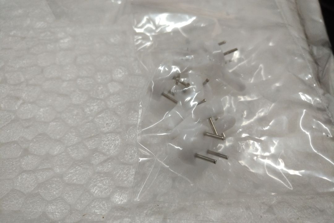 Tôi có 1 nhận xét về sản phẩm như sau:
1.kích thước chưa giống mô tả : nhỏ hơn
2. chất liệu in bình dân.
3. khung chấp nhận được. 
4. đóng gói rất cẩn thận
5. móc đóng tường rất yếu nên thay loại tốt hơn 
6. giao hàng trước dự kiến 1 ngày